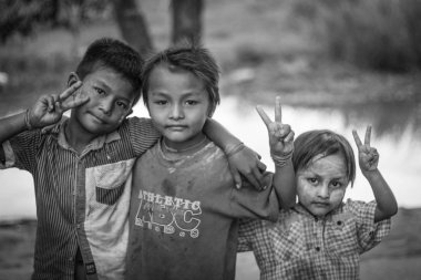 Yangon, Myanmar - 19 Haziran 2016: Şehir dışında kırsal bir kasabada bir Birmanya yakışıklı yüz.
