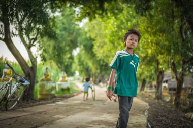 Yangon, Myanmar - 19 Haziran 2016: Şehir dışında kırsal bir kasabada bir Birmanya yakışıklı yüz.