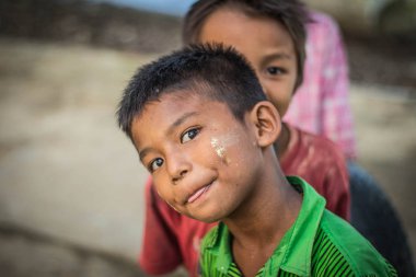 Yangon, Myanmar - 19 Haziran 2016: Şehir dışında kırsal bir kasabada bir Birmanya yakışıklı yüz.