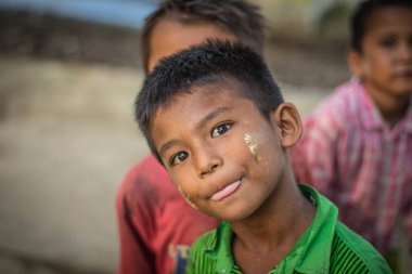 Yangon, Myanmar - 19 Haziran 2016: Şehir dışında kırsal bir kasabada bir Birmanya yakışıklı yüz.