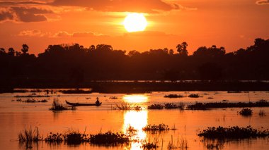 Balıkçı Mandalay, Myanmar günbatımı sahne gölde bir tekne sür silüeti