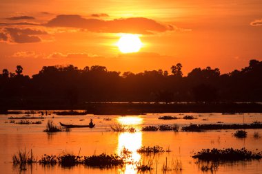 Balıkçı Mandalay, Myanmar günbatımı sahne gölde bir tekne sür silüeti