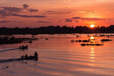 Balıkçı Mandalay, Myanmar günbatımı sahne gölde bir tekne sür silüeti