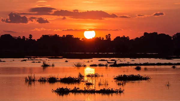 Balıkçı Mandalay, Myanmar günbatımı sahne gölde bir tekne sür silüeti