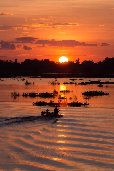 Balıkçı Mandalay Myanmar Günbatımı Sahne Gölde Bir Tekne Sür Silüeti — Stok fotoğraf