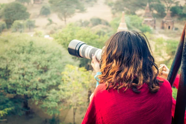 Ženy Berou Pohled Ráno — Stock fotografie