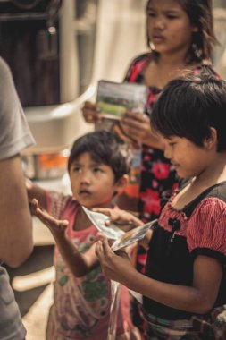 Bagan, Myanmar - 13 Şubat 2016: Birmanya kızlar eski Bagan, Myanmar gelen yabancı turist ile fotoğraf satmak