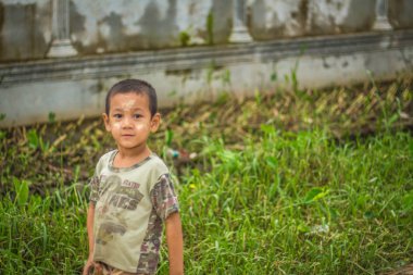 Yangon, Myanmar - 16 Haziran 2016: Şehir dışında kırsal bir kasabada bir Birmanya yakışıklı yüz.