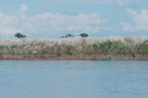 Mingun, Mandalay, Myanmar (Burma çim ağaç arka plan ile Nehri üzerindeki Birman balıkçı teknesi)