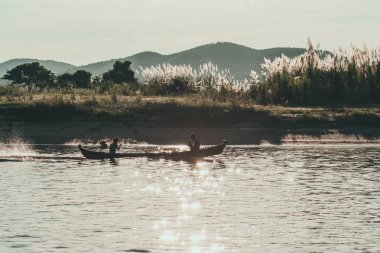Mingun, Mandalay, Myanmar (Burma çim ağaç arka plan ile Nehri üzerindeki Birman balıkçı teknesi)