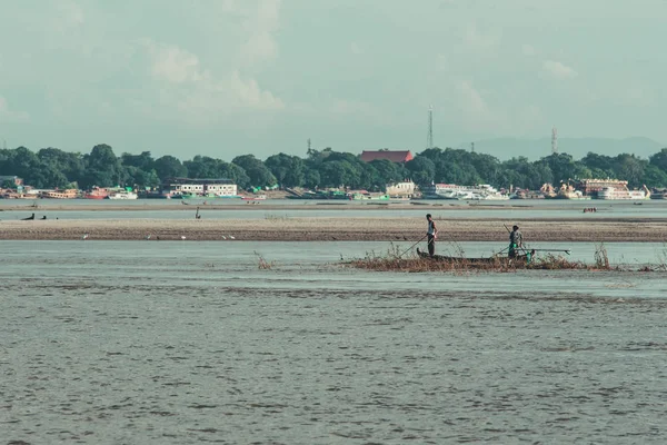 Burmesisches Fischerboot Auf Dem Fluss Mit Grasbaum Hintergrund Mingun Mandalay — Stockfoto