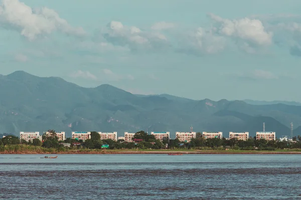 在河和山的背景大厦 — 图库照片