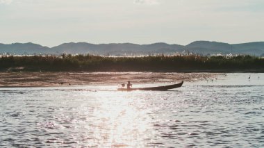 Mingun, Mandalay, Myanmar (Burma ile Nehri üzerindeki Birman balıkçı teknesi)