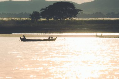 Mingun, Mandalay, Myanmar (Burma ile Nehri üzerindeki Birman balıkçı teknesi)