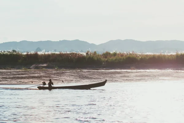 Burmesisches Fischerboot Auf Dem Fluss Mit Mingun Mandalay Myanmar Burma — Stockfoto