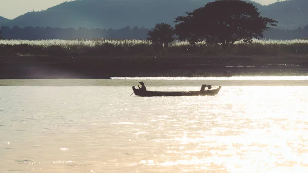 Burmesisches Fischerboot Auf Dem Fluss Mit Mingun Mandalay Myanmar Burma — Stockfoto