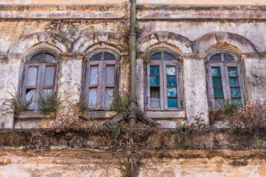 Aşağı şehir içinde eski ahşap pencere panjur