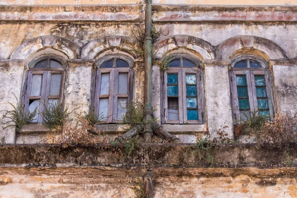 Aşağı şehir içinde eski ahşap pencere panjur