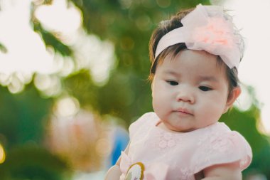 Doğal ışık arka plan ile portre Asya sevimli kız bebek kadar yakın