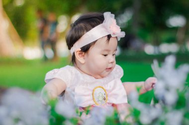 Doğal ışık arka plan ile portre Asya sevimli kız bebek kadar yakın