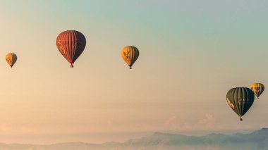 Bagan, Myanmar - 13 Ekim 2019: Birçok sıcak hava balonu Bagan, Myanmar tapınakları üzerinde uçuyor.