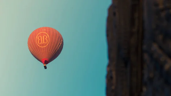 バガン ミャンマー 2019年10月13日 ミャンマーのバガンで多くの熱気球が寺院を飛んでいます — ストック写真