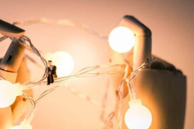 Minyatür insanlar, elektrikli tellerin üzerinde oturan genç adamı kapatın.