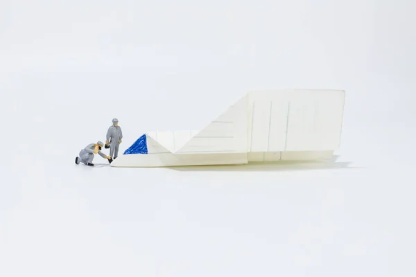 Pessoas Miniatura Close Engenheiro Com Avião Papel Isolado Fundo Branco — Fotografia de Stock