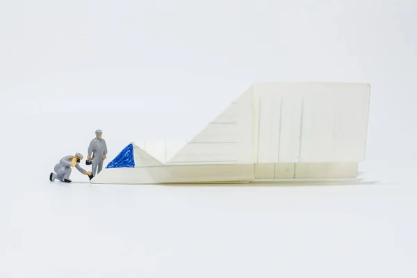 Personnes Miniatures Ingénieur Gros Plan Avec Avion Papier Isolé Sur — Photo