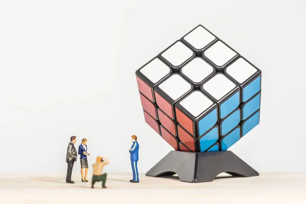 Миниатюрные Люди Мужской Фотограф Фотографирует Победителя Рубика 3Х3 Кубик Рубика — стоковое фото