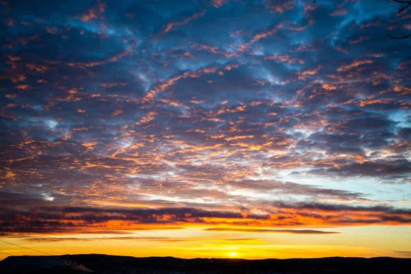 Tragischer Himmel, Sonnenaufgang, helle Farben — Stockfoto