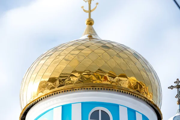 Позолоченим Куполом Церкви Російської Церкви Кадрування — стокове фото