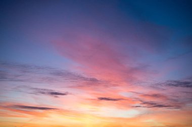 çok renkli güzel günbatımı, bulutlarda