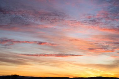 çok renkli güzel günbatımı, bulutlarda
