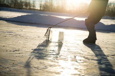 İşçiler büyük doğal buz küpleri çıkarıyorlar. 'Buz madencileri'