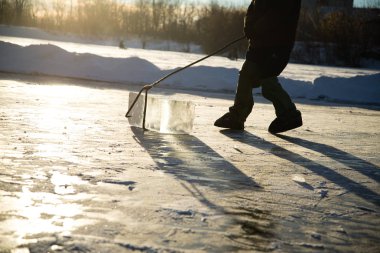İşçiler büyük doğal buz küpleri çıkarıyorlar. 'Buz madencileri'