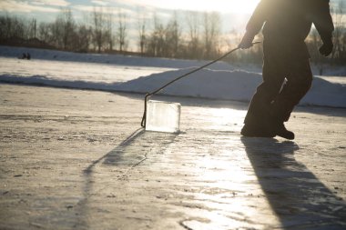 İşçiler büyük doğal buz küpleri çıkarıyorlar. 'Buz madencileri'