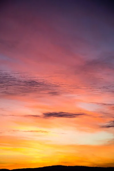 Cielo Dramático Con Grandes Nubes Atardecer Sol Está Rompiendo Bellamente — Foto de Stock