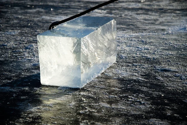 Рабочие Добывают Большие Кубики Природного Речного Льда — стоковое фото