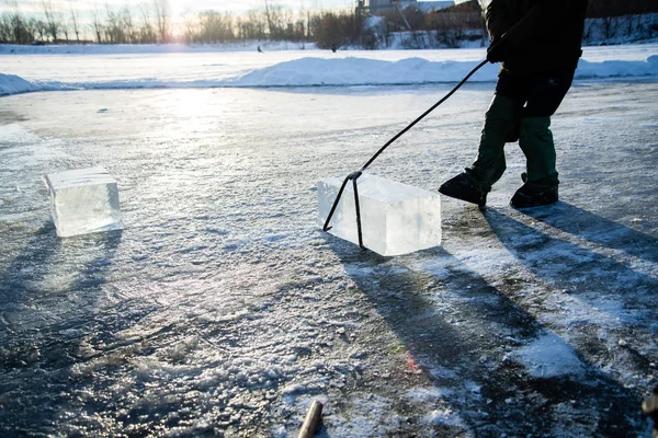 Рабочие Добывают Большие Кубики Природного Речного Льда Ледяные Шахтеры — стоковое фото