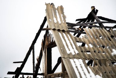 Çatıda, ana sayfa sigortası, yangın evi kışın yaktım, kar