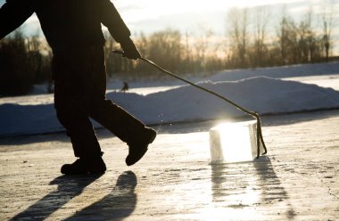 İşçiler büyük doğal buz küpleri çıkarıyorlar. 'Buz madencileri'