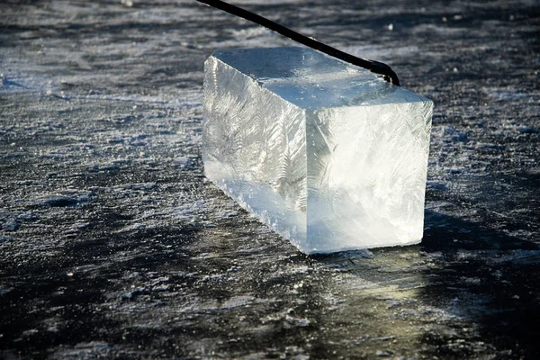 Trabajadores Minan Grandes Cubos Hielo Natural Del Río Gancho Grandes —  Fotos de Stock