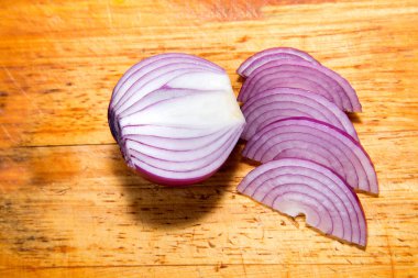 Çok eski meşe ahşap tahta üzerinde kırmızı soğan.