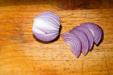 Çok eski meşe ahşap tahta üzerinde kırmızı soğan.