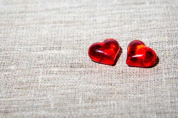 Dos Corazones Cristal Rojo Sobre Fondo Gris Día San Valentín — Foto de Stock