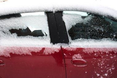 Makine kar tabakası ile kaplı. Yoğun kar yağışı negatif sonucu. Park etmiş arabaların Kışın kar sırasında karla kaplı. Kabarık kar.