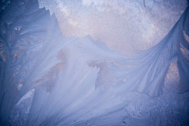 Cam ayaz izi. Kış Noel zemin. Buzlu cam buz arka plan, doğal güzel kar taneleri.