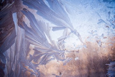 Cam ayaz izi. Kış Noel zemin. Buzlu cam buz arka plan, doğal güzel kar taneleri.