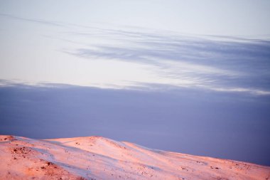 Kırmızı kar dağ. Sonsuz boşluk dağ zirveleri gezgin büyüleyen ve onu tekrar tekrar dağlara aramalar.